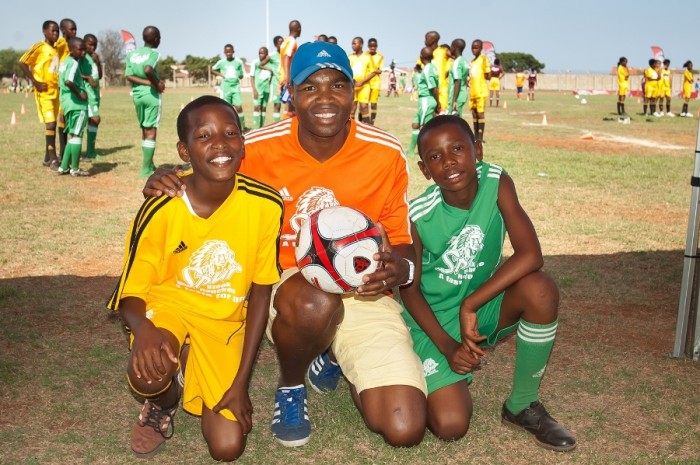 Patrick Mayo with Lonwabo Mthongana(12) in grade 7 at Red House Primary School (left) and Aphendula Moqoma(12) in grade 7 at Nqeleni Primary School (right). Photo by: Peridot Communications